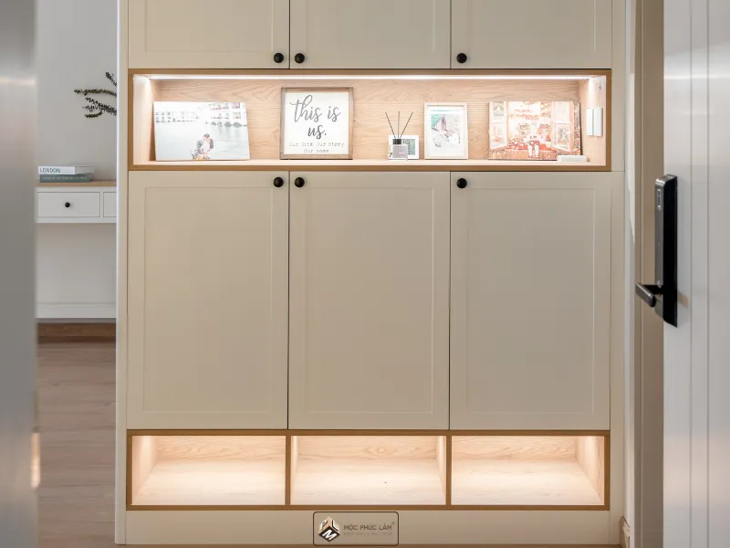 Kệ console trang trí tại lối vào căn hộ phong cách Japandi