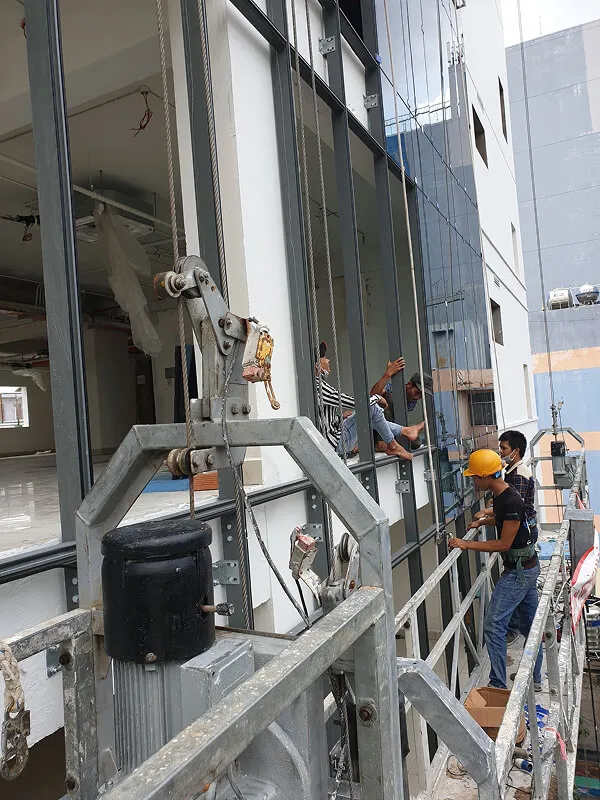Thợ thi công chuyên nghiệp với nhiều năm kinh nghiệm