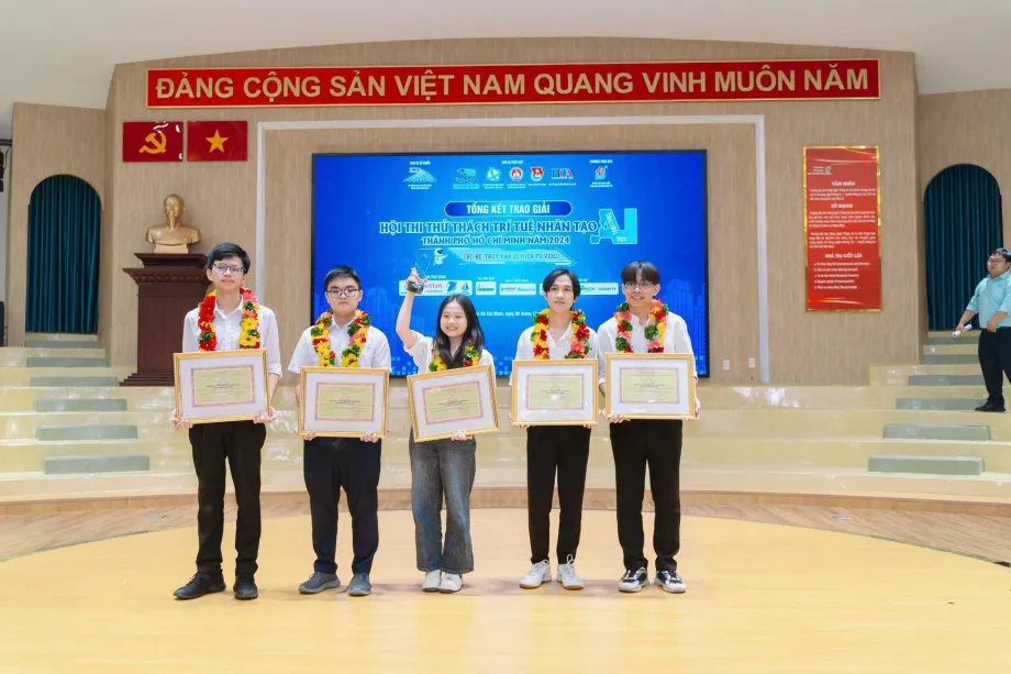 Sinh viên tham gia các cuộc thi AI và đạt thành tích cao
