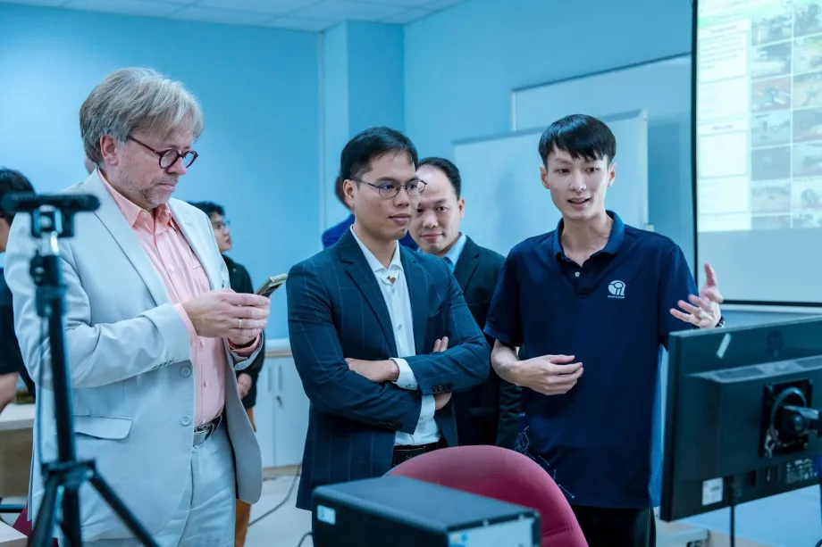 Lễ tốt nghiệp và trao bằng cho sinh viên