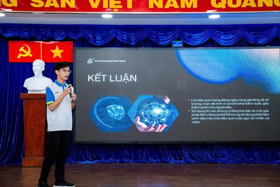Sinh viên tham gia UIT Algo Bootcamp 2025 trình bày về ý tưởng khởi nghiệp sáng tạo liên quan đến AI