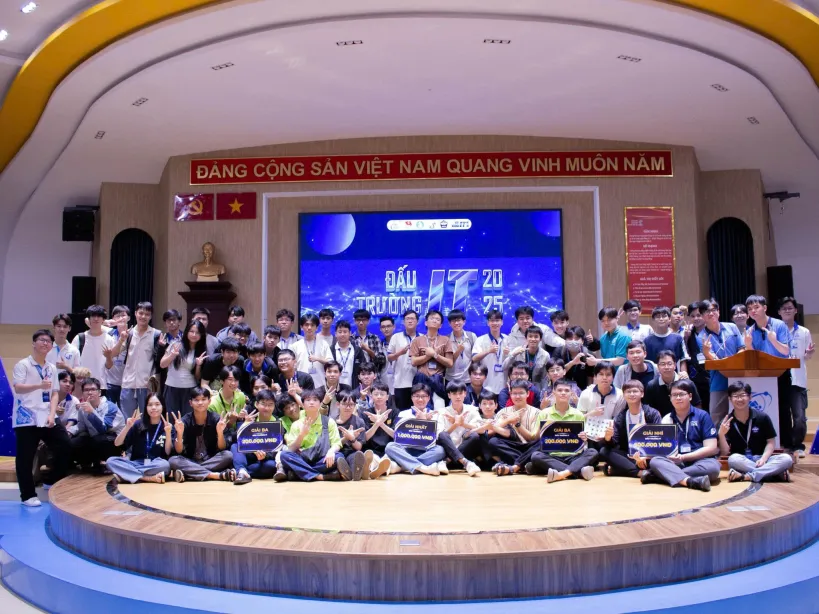 Sinh viên thực hành phát triển ứng dụng thực tế tại phòng lab hiện đại