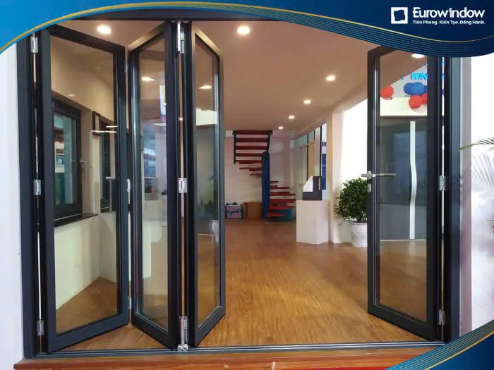 Mặt dựng kính Low-E Eurowindow tại tòa nhà văn phòng hạng A, giúp tiết kiệm năng lượng và tạo không gian làm việc thoáng đãng
